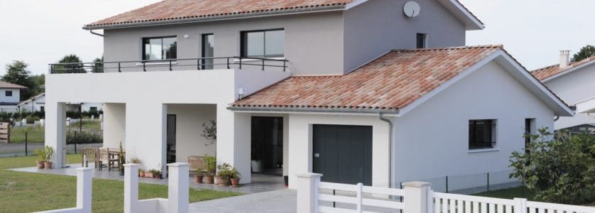 Belle maison moderne avec terrasse couverte, balcon et enduit bicolore