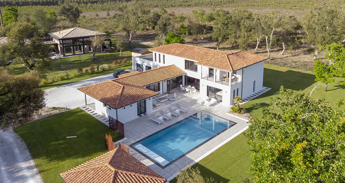 Vue aérienne d'une superbe maison contemporaine dans les Landes