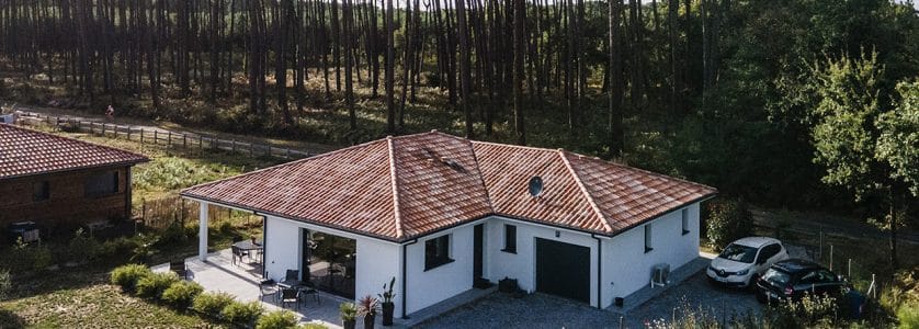 Maison neuve avec garage dans les Landes sous une forêt de pins