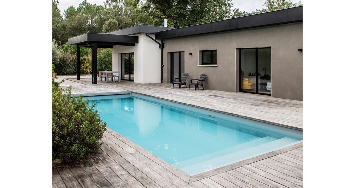 Terrasse couverte en bois avec piscine intégrée