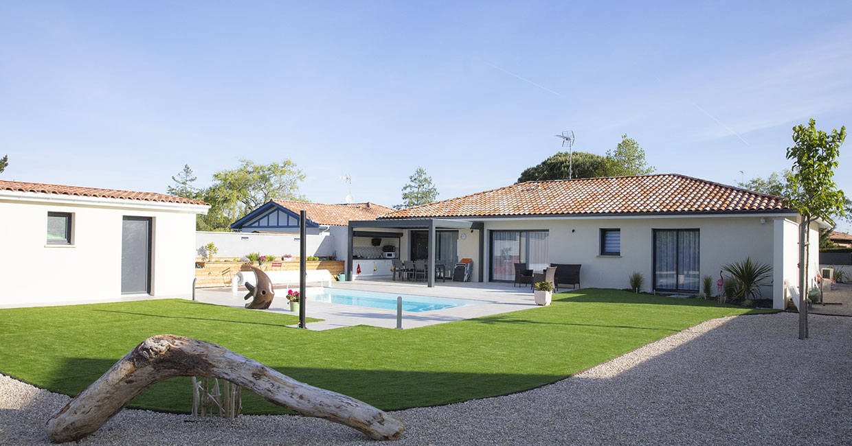 Maison contemporaine avec piscine et terrasse couverte