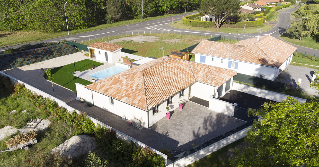 maison moderne vue du ciel par drone avec un double garage et un portail électrique