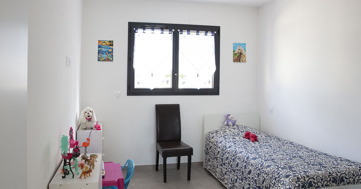 Chambre d'enfant moderne avec une fenêtre noire