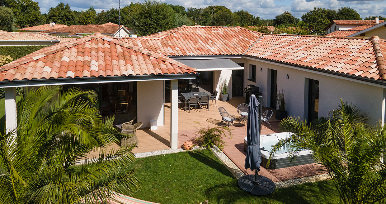 Terrasse d'une maison en U dans les Landes