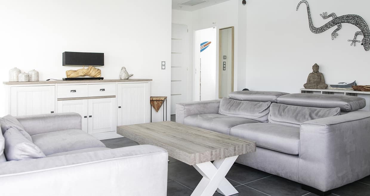 Salon avec décoration simple et deux canapés devant un meuble TV