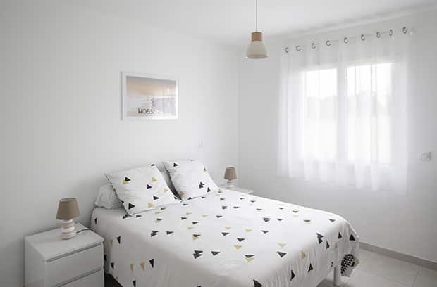 Chambre parentale avec grand lit