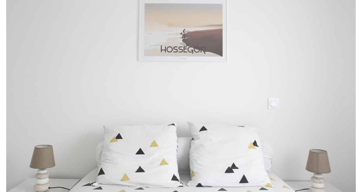 Décoration chambre d'adulte avec lit double et tableau Hossegor