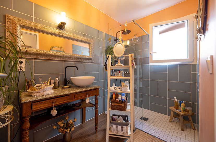 Salle de bain colorée avec douche à l'italienne