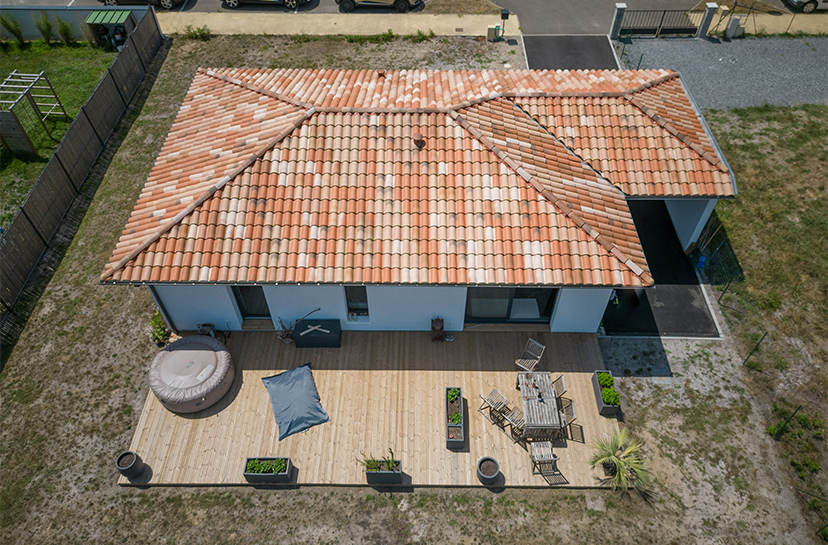 Maison moderne de plain pied avec un toit 4 pans