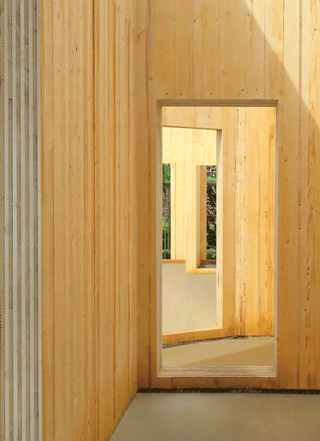Murs intérieurs d'une maison en bois