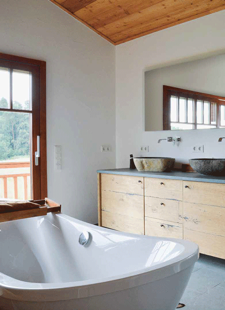 Maison en bois et sa salle de bain avec baignoire