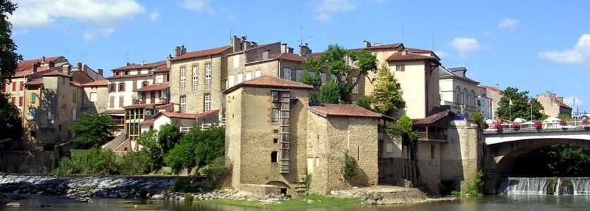 Ville de Mont de Marsan avec rivière