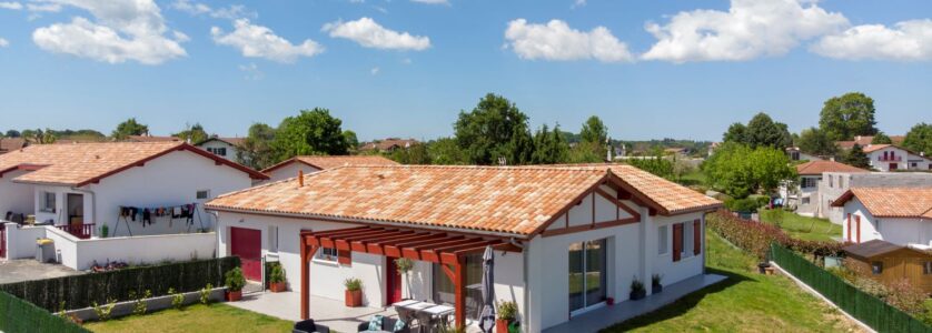 Maison neuve construire au pays basque avec une terrasse couverte