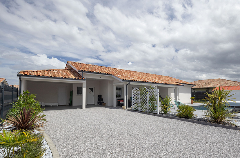 Entrée d'une maison moderne à Pontonx avec abri voiture