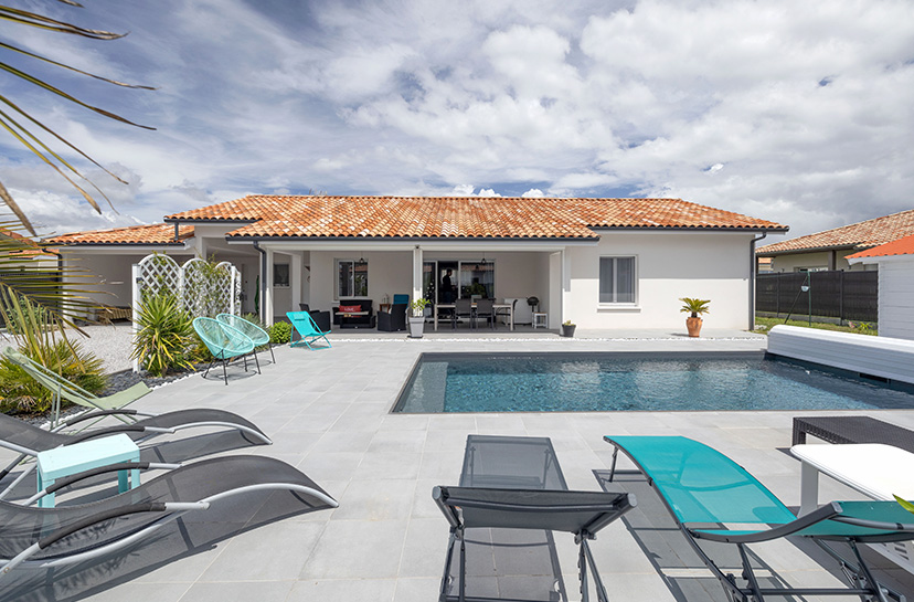 Maison moderne à Pontonx avec terrasse couverte et piscine