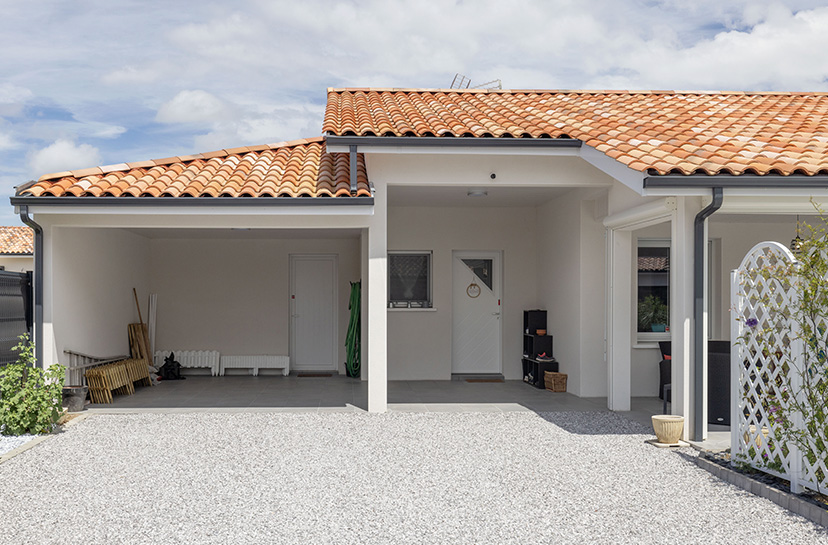 Abri de voiture et entrée d'une maison moderne à Pontonx