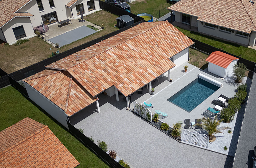 Vue du ciel d'une maison moderne à Pontonx avec piscine