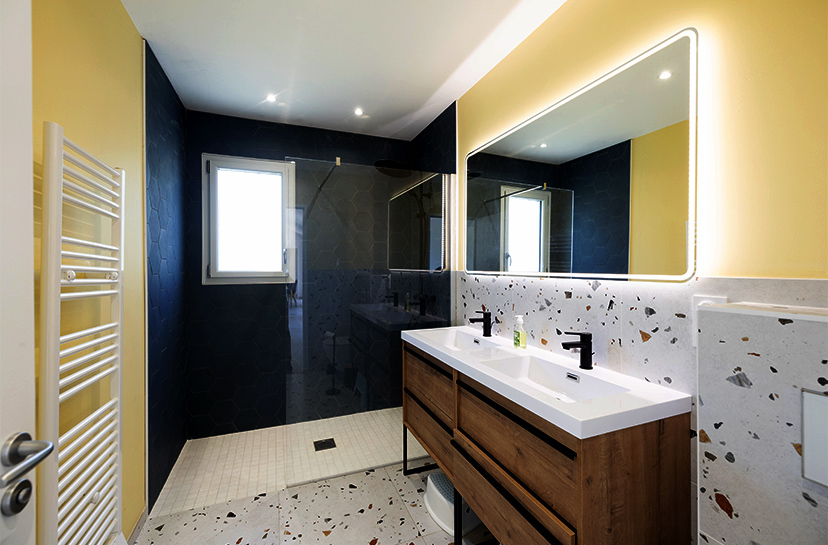 Salle de bain colorée avec douche noire