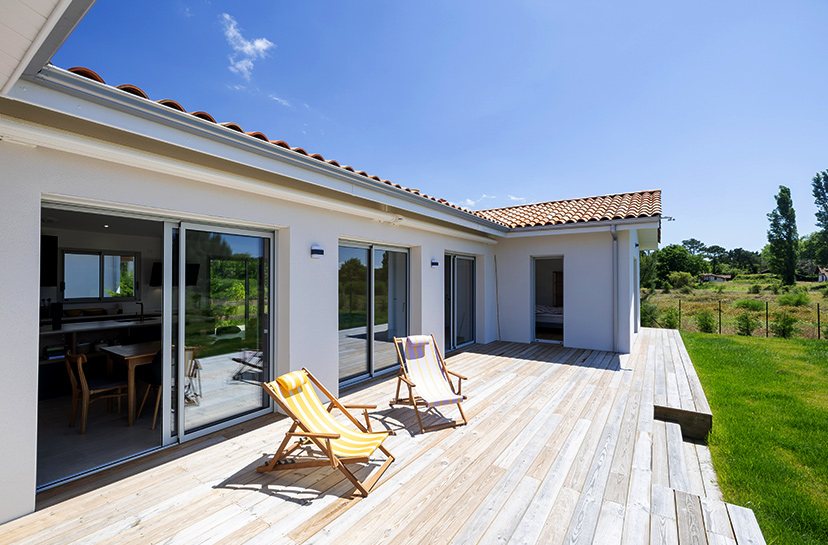Terrasse en bois avec baies vitrées
