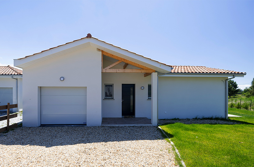 Entrée d'une maison avec garage et porche