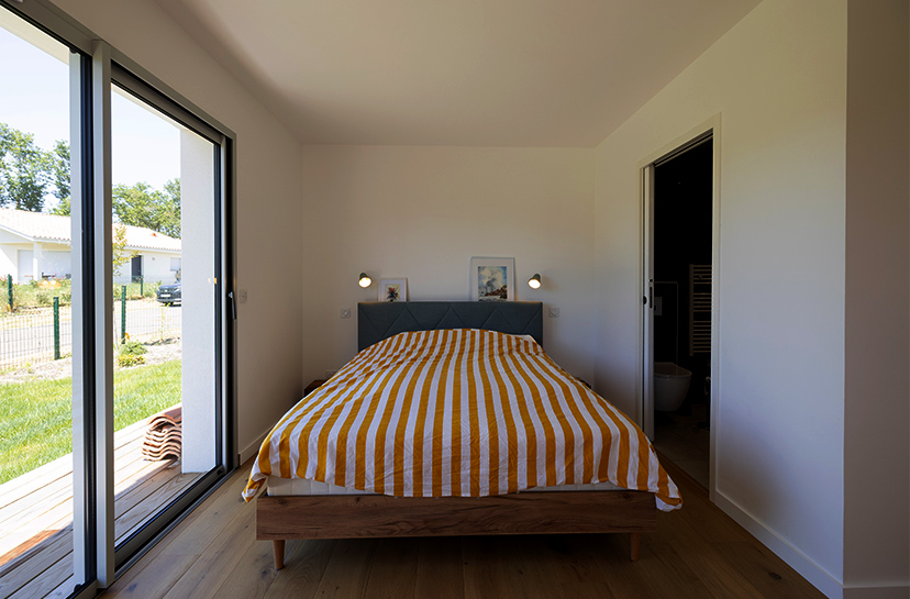 Grand lit adulte avec salle de bain privative