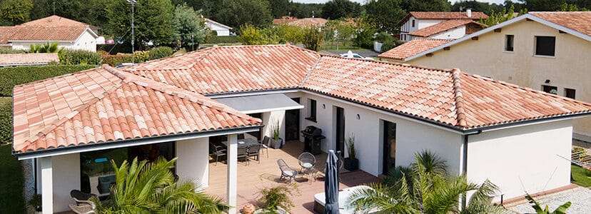 Maison neuve dans les Landes en forme de U avec une terrasse