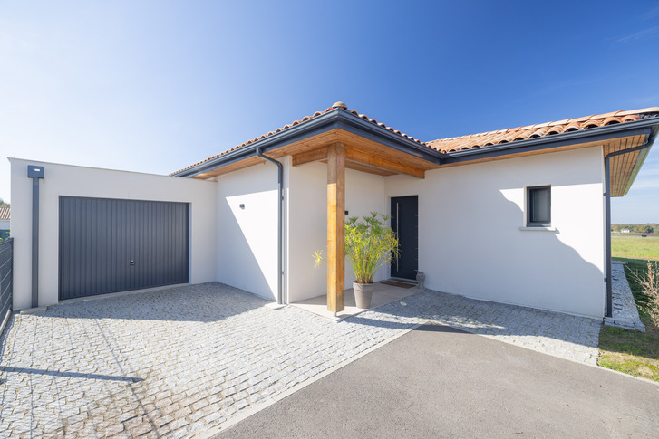 Entrée d'une maison moderne avec garage