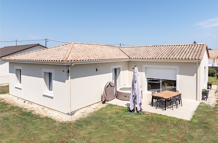 Terrasse d'une maison neuve avec jacuzzi