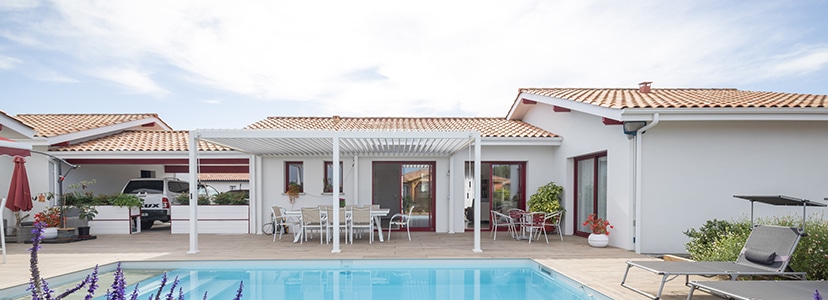 Maison de plain pied dans les Landes avec terrasse et piscine