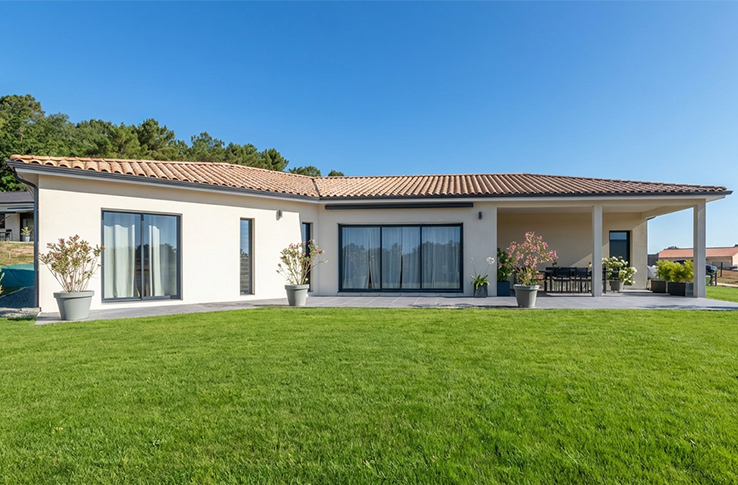 Maison moderne en Dordogne avec terrasse couverte et menuiseries grises