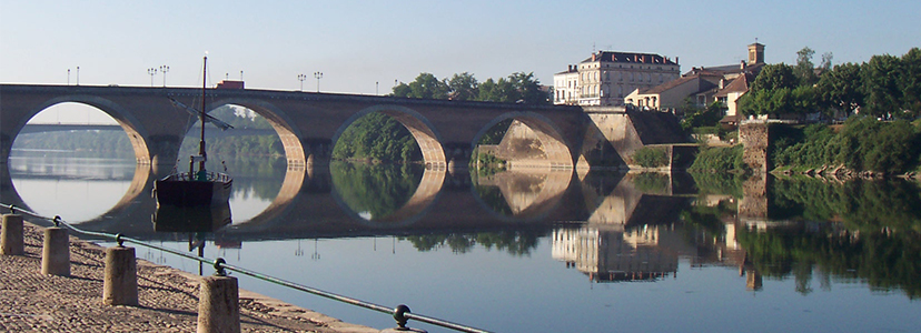 Rivière en Dordogne avec les berges et un pont