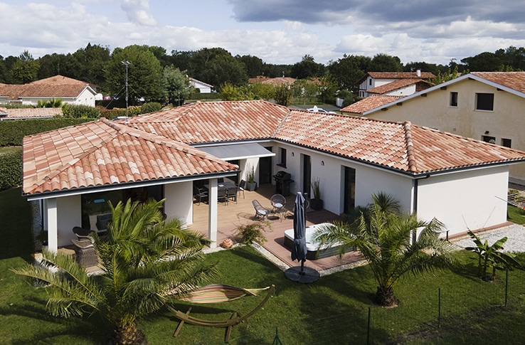 Maison moderne dans les Landes à l'architecture en U