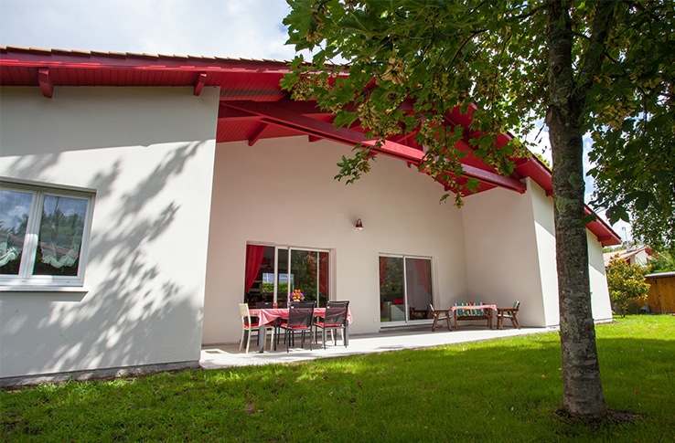 Terrasse couverte d'une maison typiquement landaise avec colombages rouges