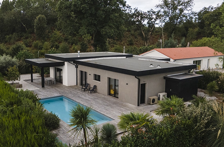 Maison contemporaine avec terrasse bois dans la forêt des Landes