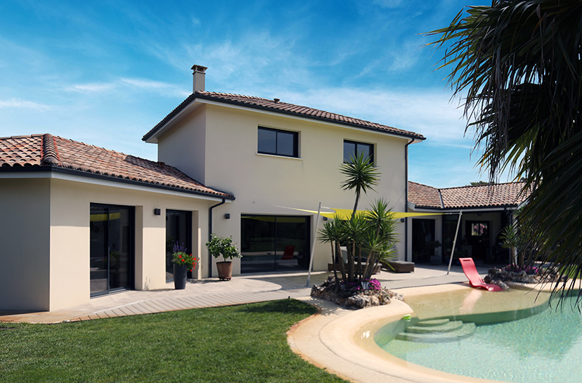 Maison à étage avec demi niveau et terrasse couvetre