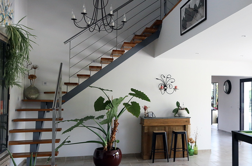 Escalier moderne avec vide sur séjour
