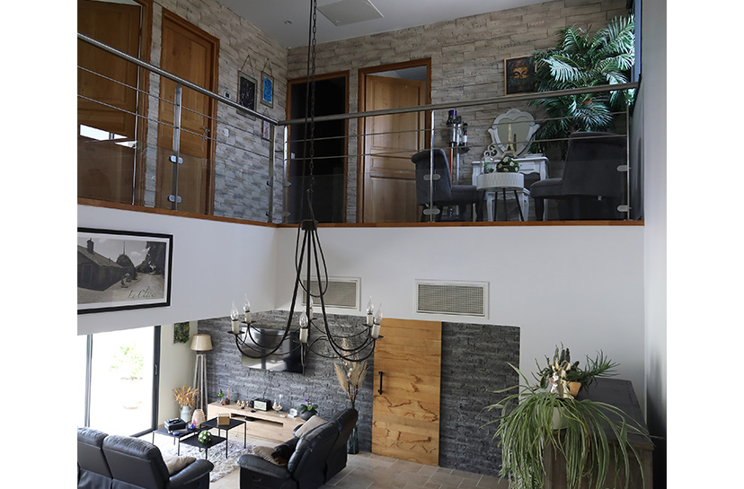Salon d'une maison avec vide sur séjour à l'étage