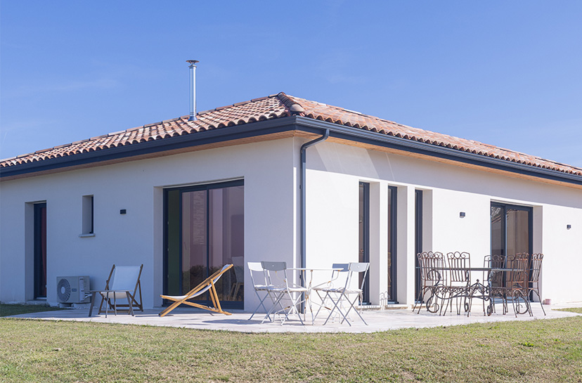 Maison moderne de plain pied avec double terrasse