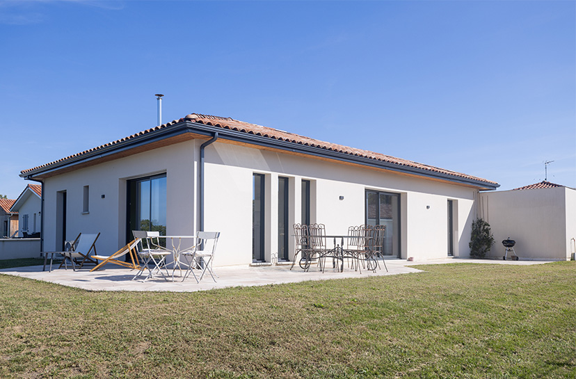 Maison de plain pied avec terrasses et garage toit plat