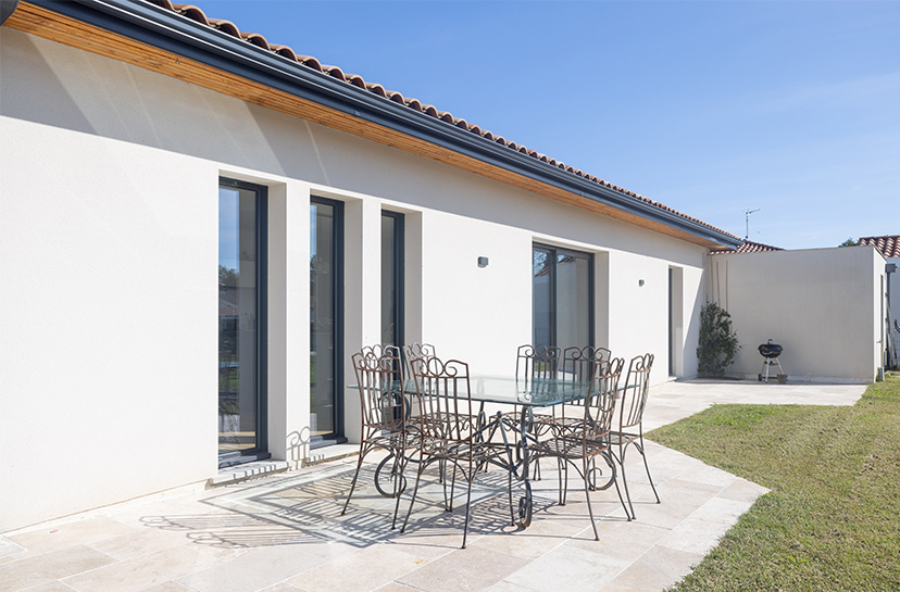 Terrasse d'une maison moderne de plain pied dans les Landes