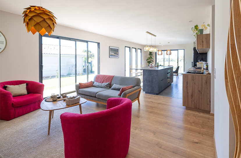 Salon d'une maison moderne avec grande baie vitrée de 2m40