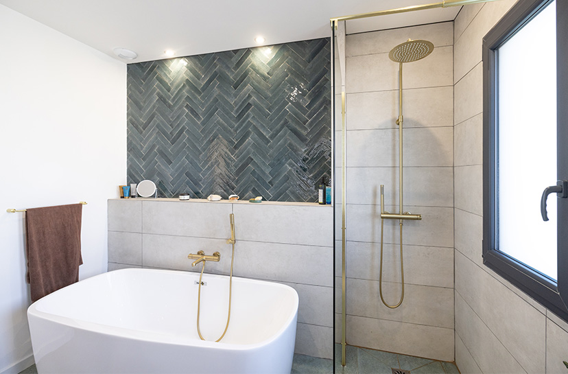 Salle de bain avec douche et baignoire et robinetterie doré
