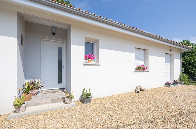 Porche d'accueil d'une maison avec façade blanche