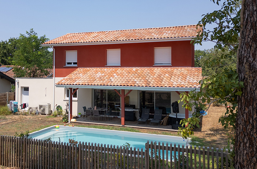 Maison à étage avec enduit bicolore blanc et terracotta