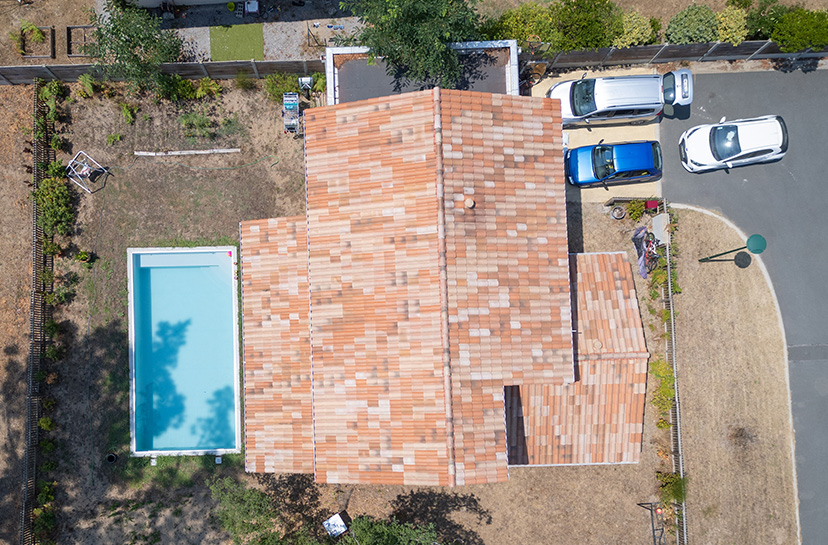 Jeu de toiture d'une maison à étage avec piscine