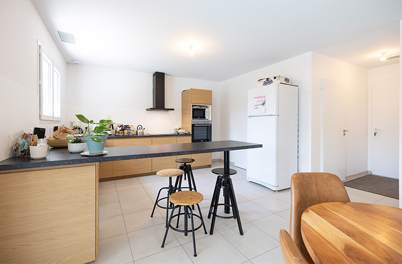 Cuisine ouverte moderne avec coin repas