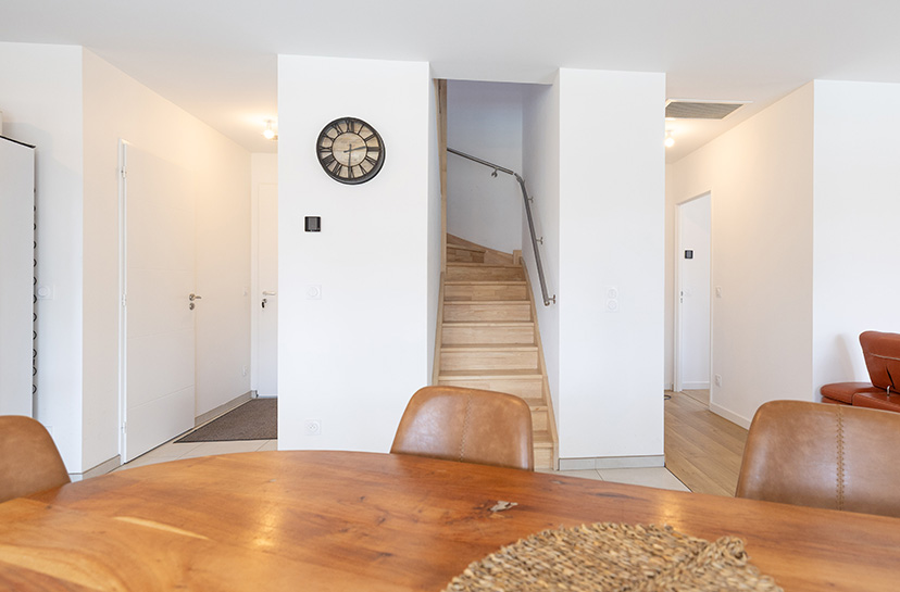 Entrée d'une maison à étage avec montée d'escalier
