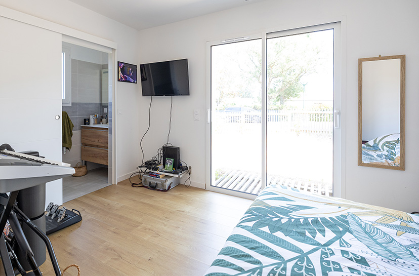 Chambre parentale avec baie vitrée et salle d'eau privative