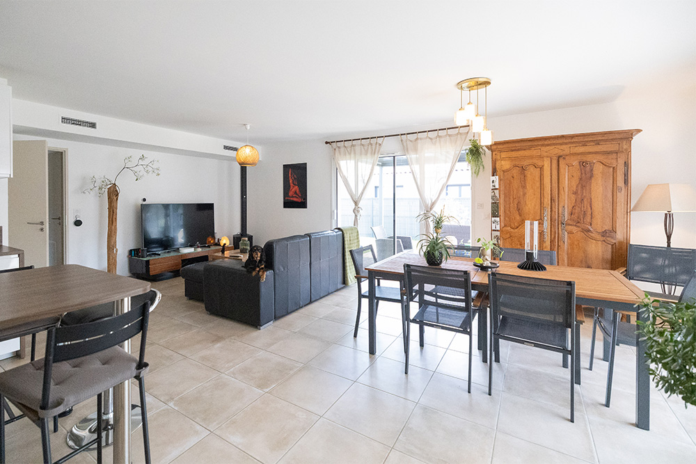 Salon séjour lumineux avec 2 baies vitrées