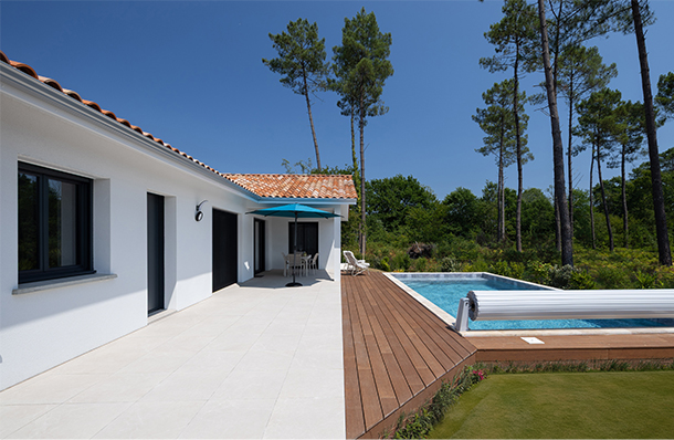 Maison de plain pied avec terrasse couverte et piscine à Mées
